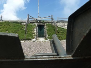 048-cannone a guardia dell'ingresso del cimitero sotterraneo