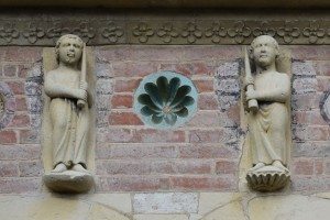 055-due angeli con in mano un cero con un medaglione in ceramica policroma
