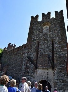 052-l'ingresso del castello con il ponte elevatoio