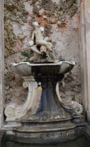 una fontana... datata