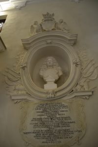 il busto di Carlo Emanuele Alfieri sullo scalone