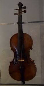 100- il violino Guarneri, usato da Paganini e chiamato "cannone"