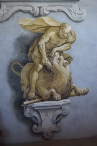 116-Ercole che uccide il leone spaccandogli la mascella, per non rovinare la pelle che userà come mantello