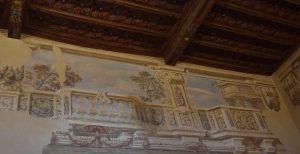 141-particolare degli affreschi  che seguono il soffitto