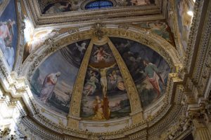 022-gli affreschi di Simone Peterzano. La crocifissione, divisa in tre parti: al centro Gesù, isolato circondato dagli angeli