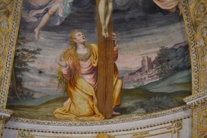 023-Maria Maddalena ai piedi della croce. Sullo sfondo una città in riva al lago