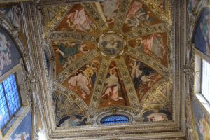 029- cupola, con otto angeli che portano i simboli della passione di Gesù. Al centro il Padre eterno