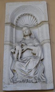 048-bassorilievo con Maria e Gesù