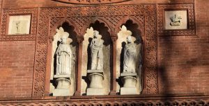 052-sulla facciata i santi Agostino, Marco e Ambrogio