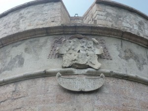 006-Lo stemma del principe vescovo Bernardo Cles, con la scritta: "sia per noi, o Signore, la torre della fortezza"