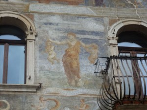 128-particolare affresco in una casa in Piazza Duomo