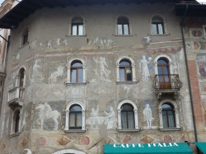 129-casa con affreschi