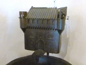 119-serbatoio dell'acquamanile a forma di castello merlato