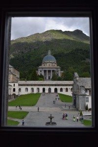 036-basilica nuova vista incorniciata da una finestrella