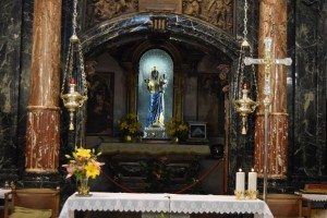 058-l'altare della Madonna nera di Oropa