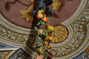131-un particolare della frutta del lampadario