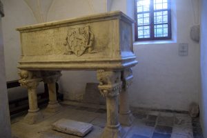 096- arca sepolcrale di Walterpertoldo (morto nel 1382) (era il 4° tra i 600 creati cavalieri da Carlo Imperatore)