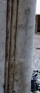 118-la Macia, unità di misura in uso fino al XV secolo, chiamata anche braccio. Si trova in piazza Duomo scolpito sulla colonna d'angola della Loggia