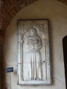 019-lastra tombale del beato Enrico Alfieri, sepolto nella chiesa di S. Francesco a Ravenna nel 1405