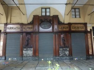 022- una farmacia storica in piazza Alfieri