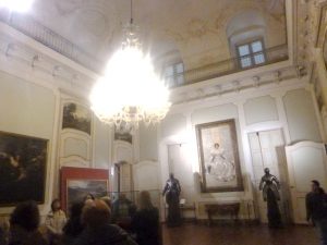 032-La sala da Ballo, la più ampia di Palazzo Mazzetti. Una elegantissima dama ci guarda al fondo della sala...