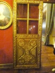075-una porta dorata e scolpita nel legno