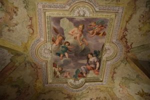 009-sala della monarchia. Dipinto del pittore Giuseppe Doneda detto il Montalto. Rappresenta la storia degli Arese.