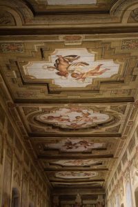 109- soffitto con cassettoni dipinti, con al centro una serie di putti che portano i segni delle arti e delle scienze