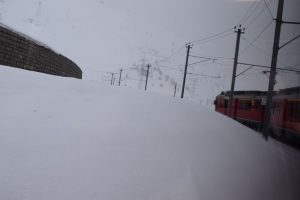 079-il trenino corre tra muri di neve