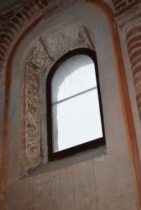 44-finestra con affresco medioevale