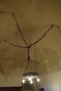 174-particolare lampadario su un soffitto a crociera