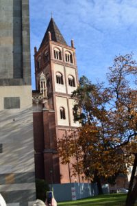 27-campanile mantenuto dalla presente basilica (non è parallelo ai muri della basilica)