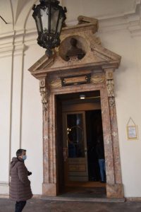 portale secentesco in marmo di ingresso alla cappella