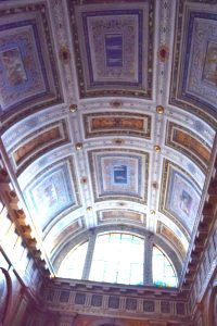 La volte a botte è decorata con affreschi realizzati dal pittore Giovanni Battista Muttoni nel 1579