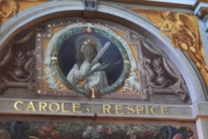 Nel tondi delle pareti si affaccianoi santi patroni del Collegio e degli studenti: Santa Giustina martire, patrona della famiglia Borromeo