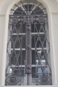 finestra con il simbolo del fascio