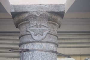 colonna con il simbolo dei Fabbri
