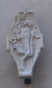 stemma dei Silva: il leone tiene due chiavi: il bivio di strade che mette in comunicazione il Ducato di Milano e la Svizzera